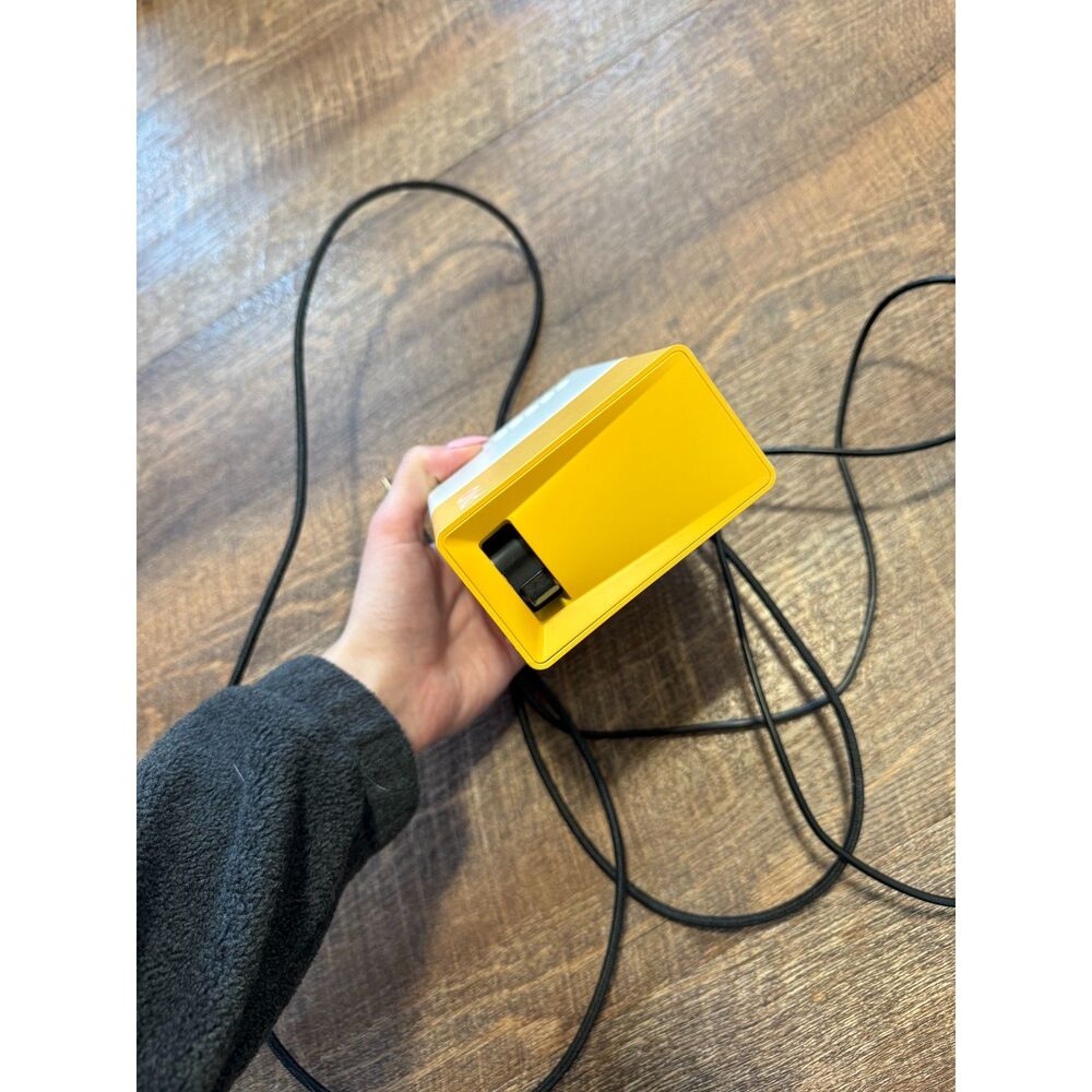 Projector with USB-C cable connector - Picture 4 of 8